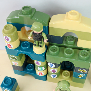 KIT BLOCOS DE MONTAR MILITAR SOLDADOS BATALHA 65PÇS - TKAB2700