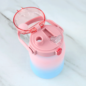 GARRAFA DE PLÁSTICO COLOR COM CANUDO E ALÇA 1100ML - 4577-RS