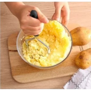 AMASSADOR DE BATATA E LEGUMES DE METAL COM CABO DE PLÁSTICO 25CM - CZ1931