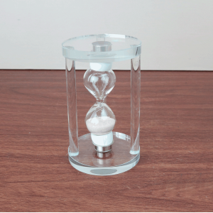 AMPULHETA DECORATIVA  DE VIDRO COM BASE DE VIDRO 1 MINUTO 9,5CM - DT25560-BR