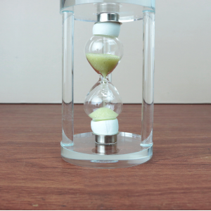 AMPULHETA DECORATIVA  DE VIDRO COM BASE DE VIDRO 1 MINUTO 9,5CM - DT25560-VDCL