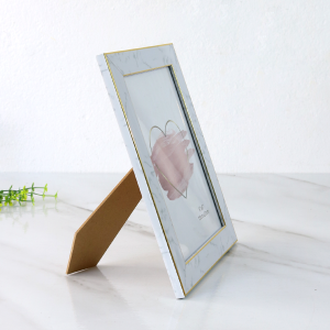 PORTA RETRATO DE PLÁSTICO 15X20CM COM BORDA DOURADA - SXHZ5023-DOU