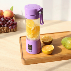 MINI LIQUIDIFICADOR DE PLÁSTICO COM 4 LÂMINAS E CARREGADOR USB 380ML - CA09569-LL