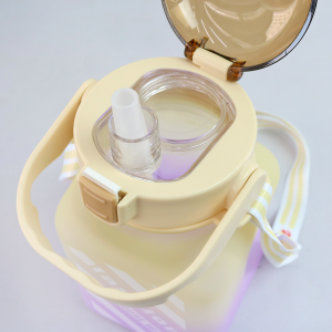 GARRAFA DE PLÁSTICO QUADRADA COM CANUDO E ALÇA 1,5LITROS - 4171-BG