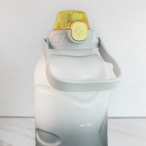 GARRAFA DE PLÁSTICO COM  ALÇA 1,5LITROS - 4178-CZ