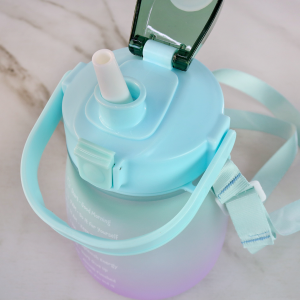 GARRAFA DE PLÁSTICO REDONDA COM CANUDO E ALÇA 900 ML - 4174-VD