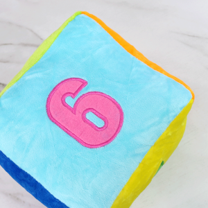 DADO DE PELÚCIA COM CHOCALHO E NÚMEROS - FC2582N