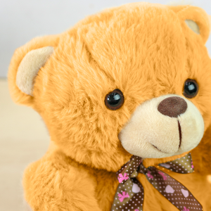 URSINHO DE PELÚCIA COM LAÇO DE POLIESTER 23CM - FC2700-CARAMELO