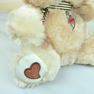 URSO DE PELUCIA DE POLIESTER COM LAÇO 25X22CM - FE6918-BG