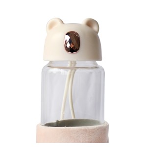 GARRAFA DE VIDRO BEAR BOTTLE COM CAPA DE VELUDO COM TAMPA E ALÇA - GDR0456-SAL